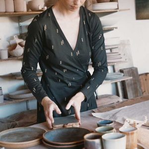 Vestido cruzado ecológico de manga larga minerales negro