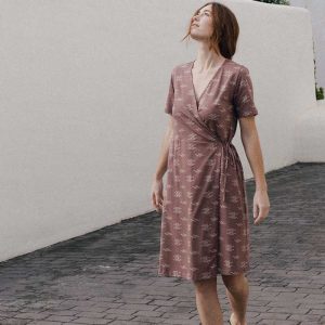 Vestido cruzado malva con peces de algodón orgánico