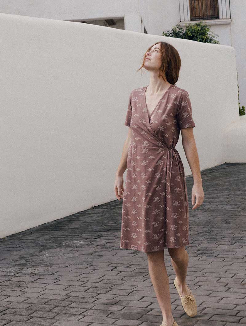 Vestido cruzado malva con peces de algodón orgánico - Imagen 2