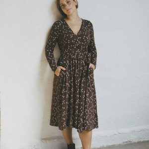 Vestido cruzado marrón con bellotas de algodón ecológico