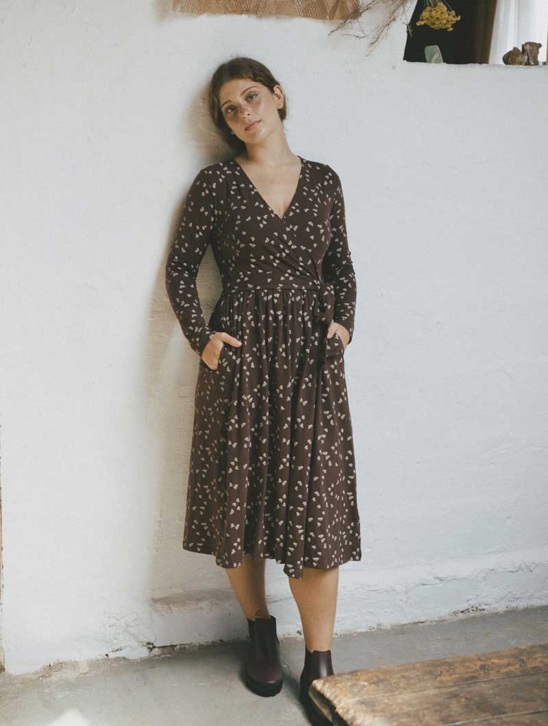 Vestido cruzado marrón con bellotas de algodón ecológico