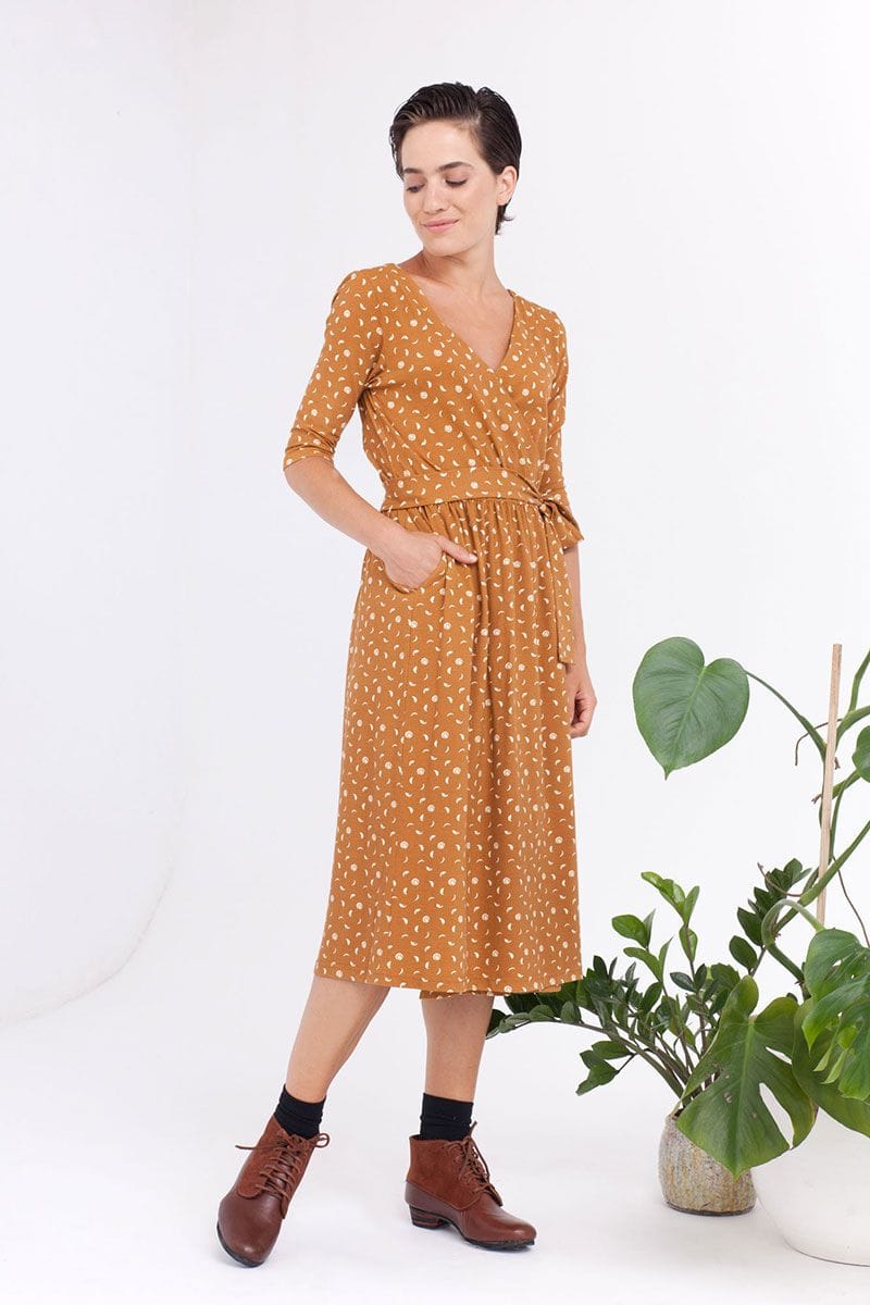 Vestido cruzado mostaza estampado lunar - Imagen 2