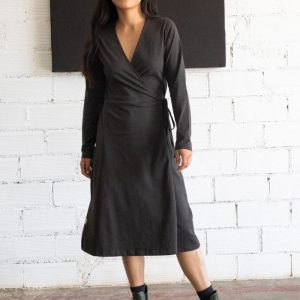 Vestido cruzado negro liso de algodón orgánico