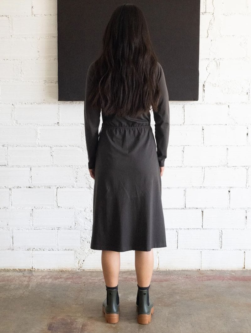 Vestido cruzado negro liso de algodón orgánico - Imagen 3
