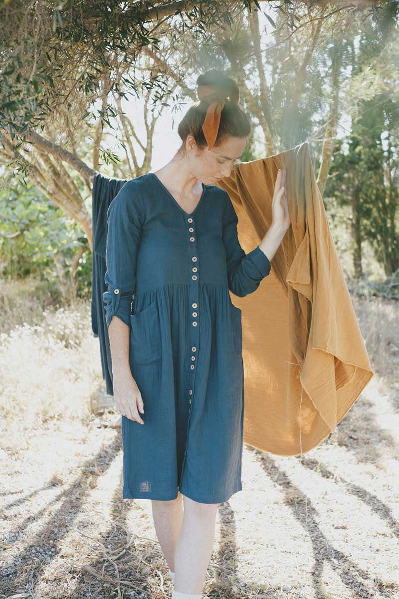 Vestido cuello pico azul con botones ecológico