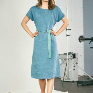 Vestido de cáñamo de manga corta con cinturón