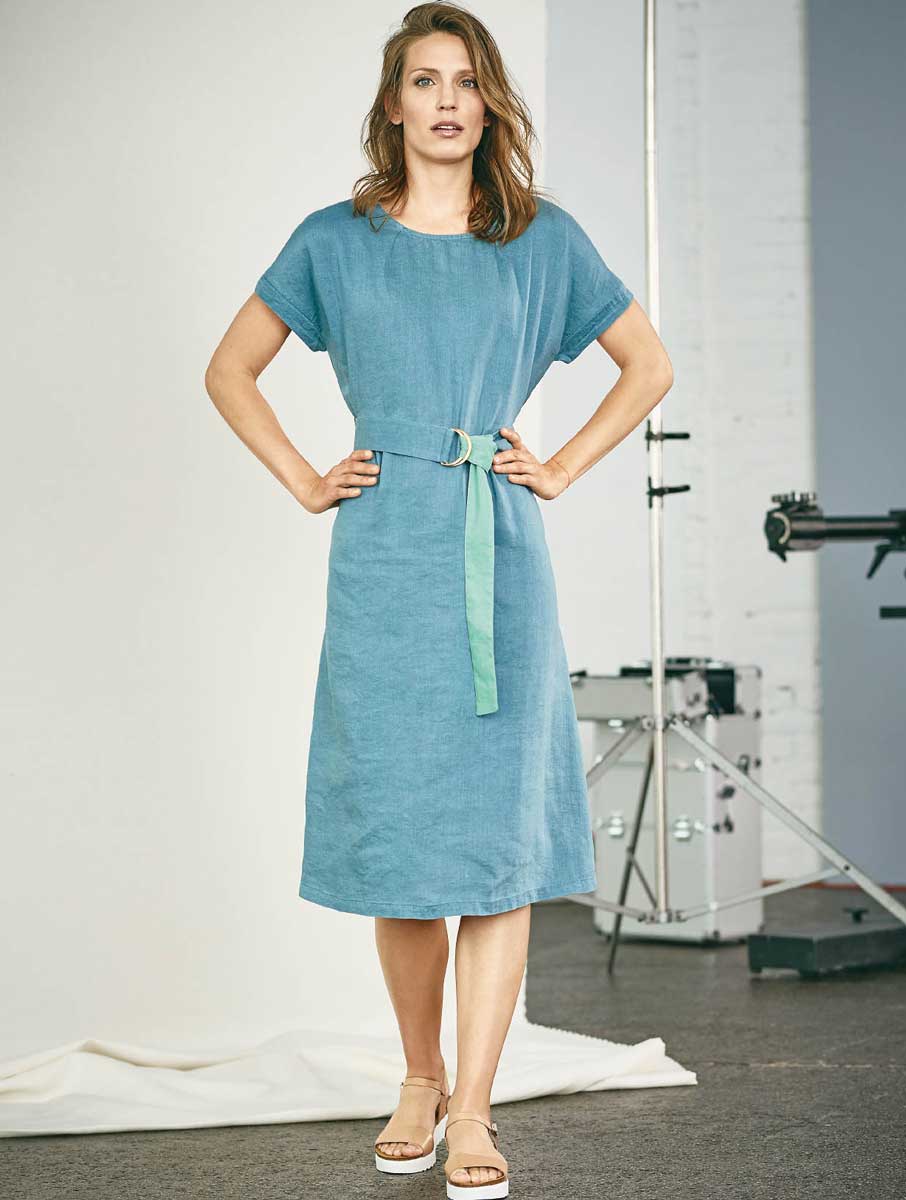 Vestido de cáñamo de manga corta con cinturón