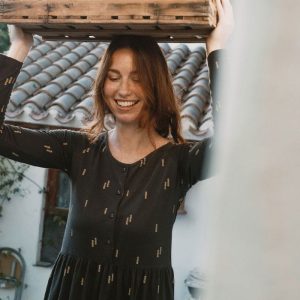 Vestido de manga larga negro con minerales