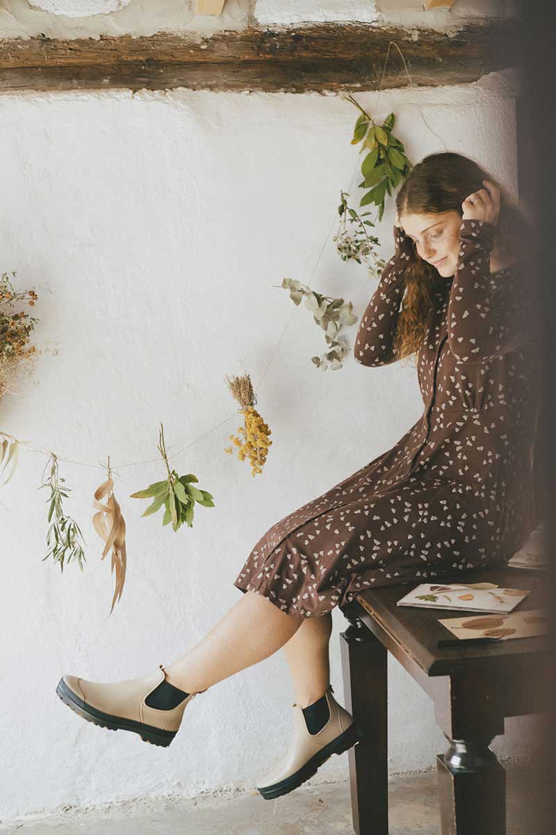 Vestido escote redondo marrón con bellotas ecológico - Imagen 4