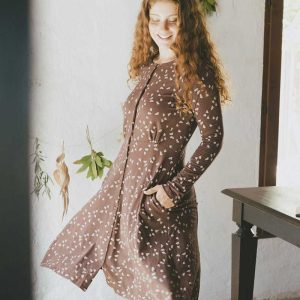 Vestido escote redondo marrón con bellotas ecológico