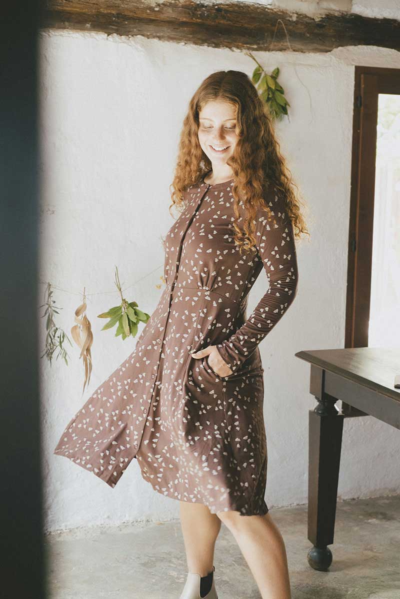 Vestido escote redondo marrón con bellotas ecológico - Imagen 2