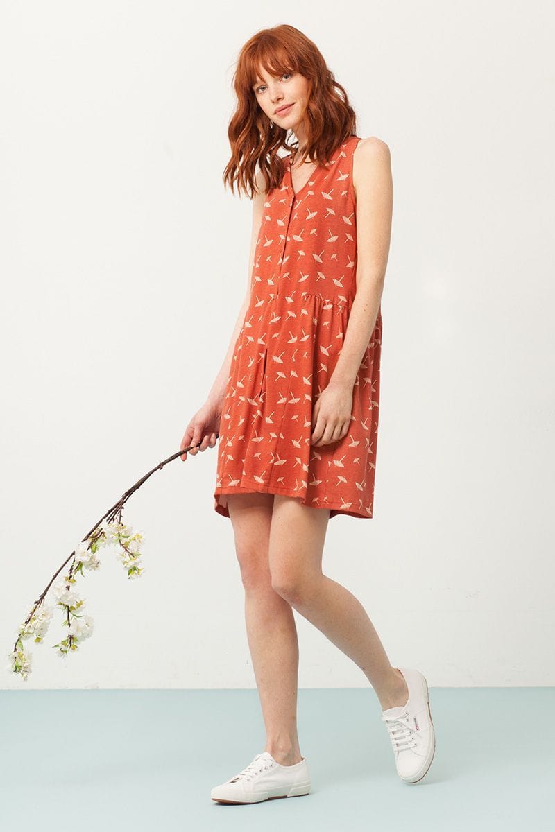 Vestido escote V terracota estampado sombrillas