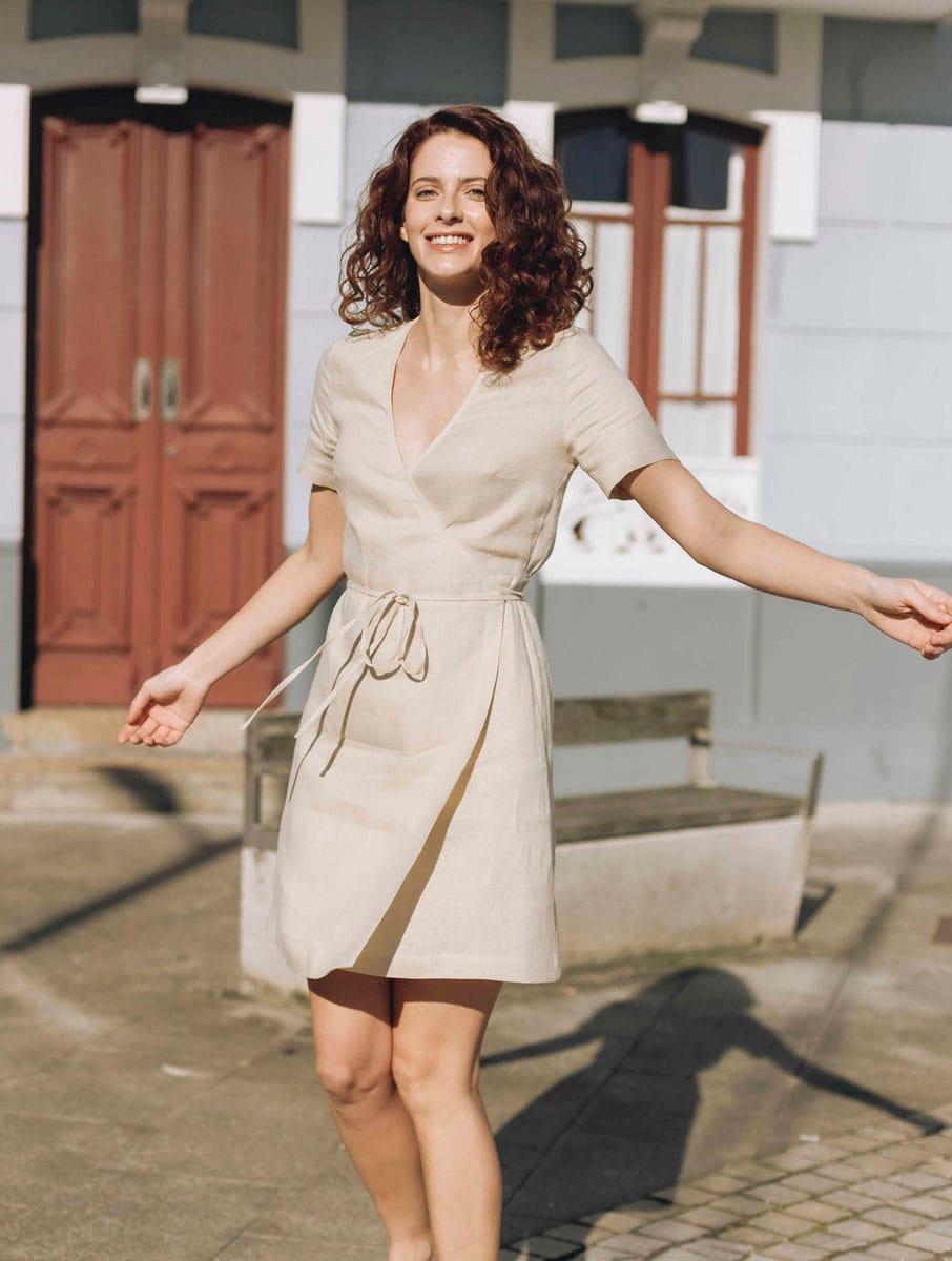 Vestido de lino corto de color arena - Imagen 5