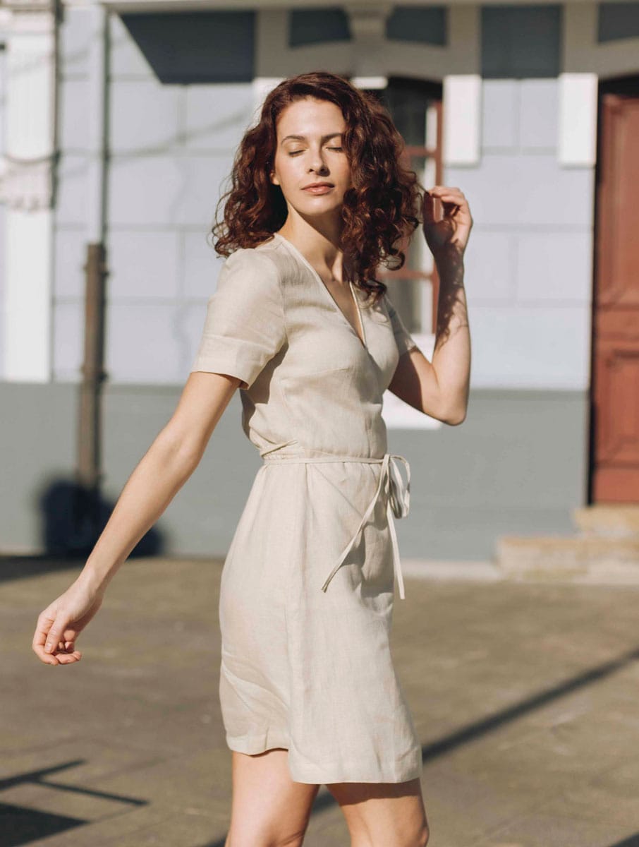 Vestido de lino corto de color arena - Imagen 4