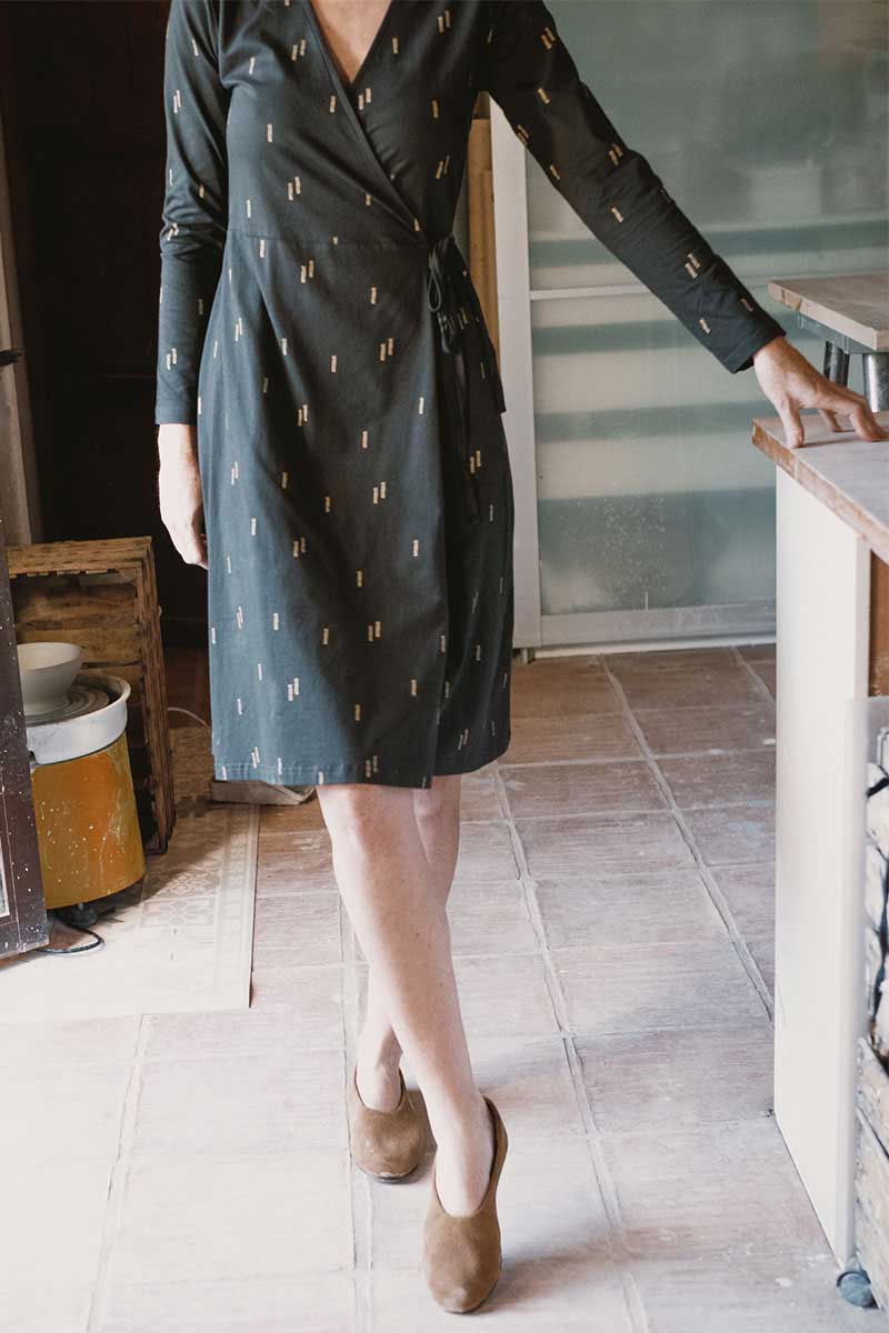 Vestido cruzado ecológico de manga larga minerales negro - Imagen 4