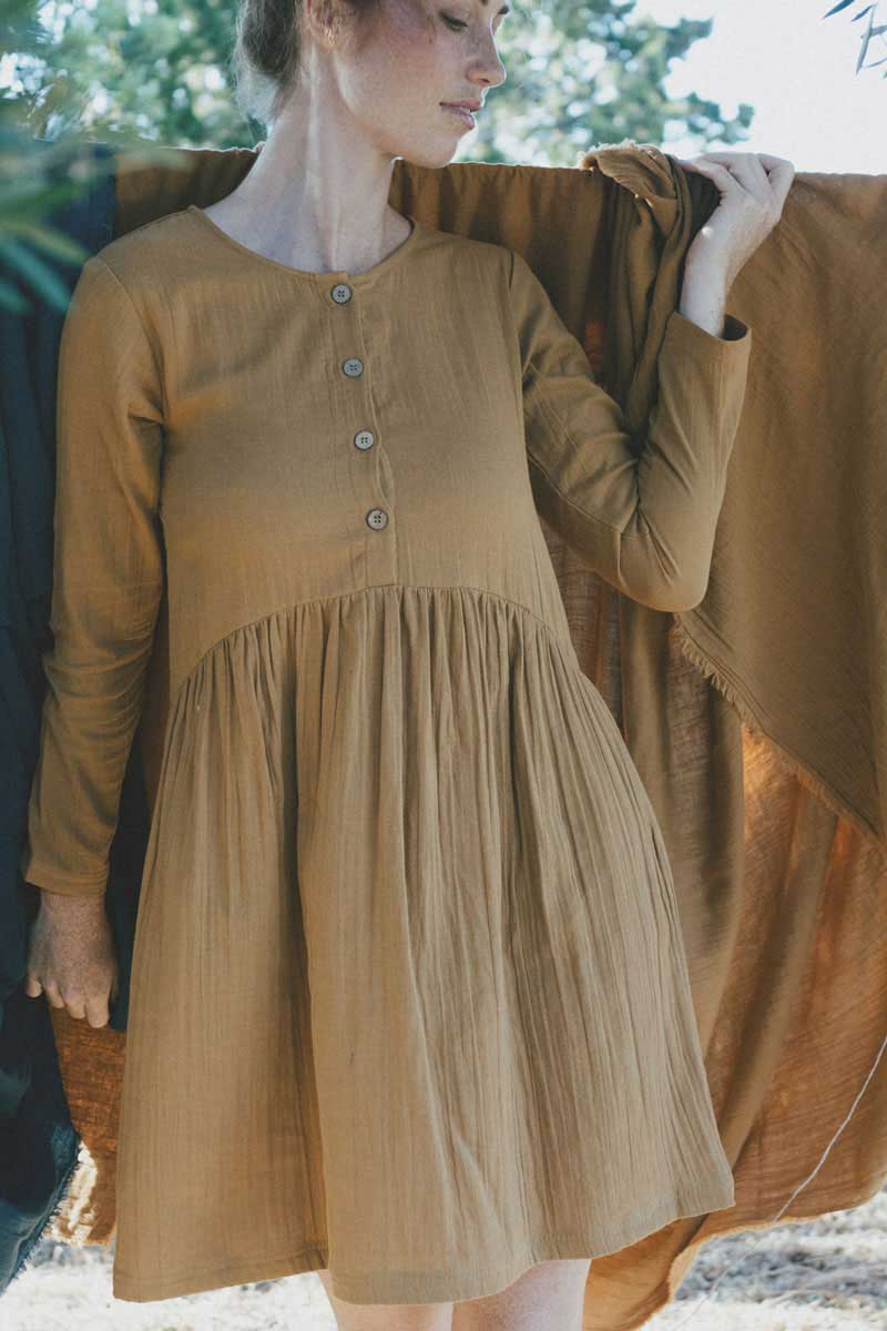 Vestido oversize corto mostaza de algodón ecológico - Imagen 4