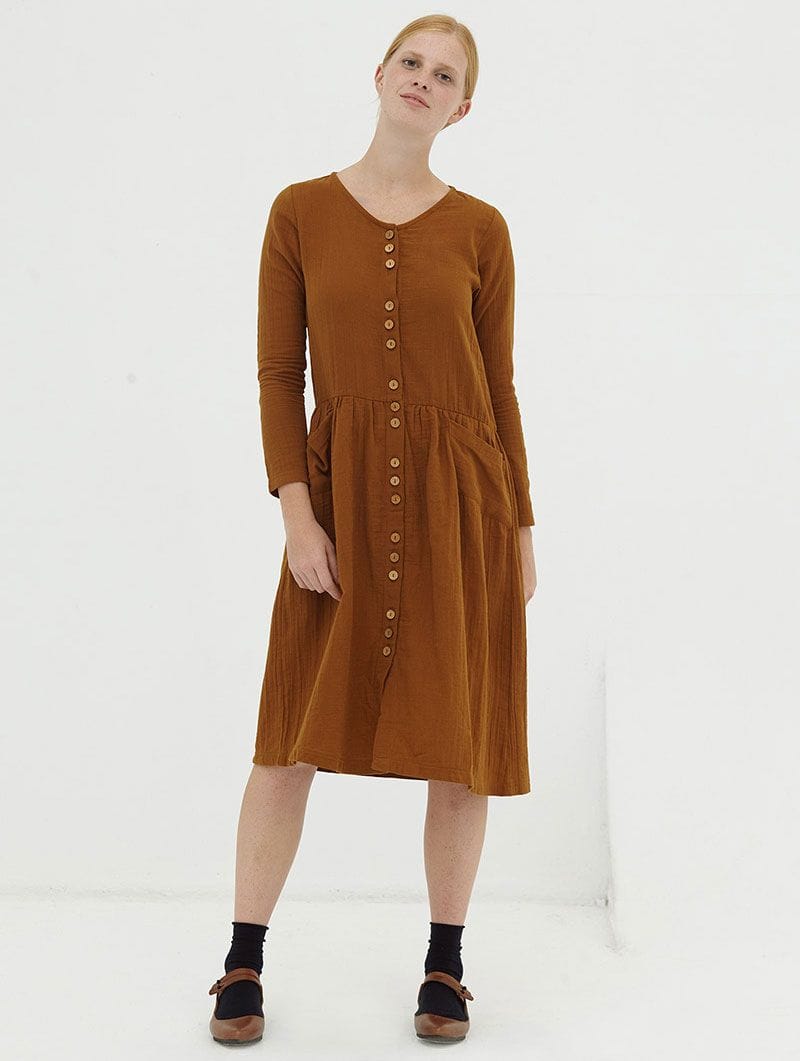 Vestido midi marrón con botones de algodón orgánico