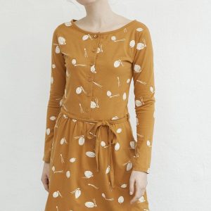 Vestido mostaza con estampado de piñas y cinturón