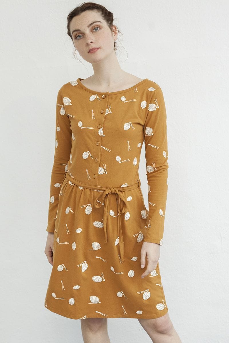 Vestido mostaza con estampado de piñas y cinturón