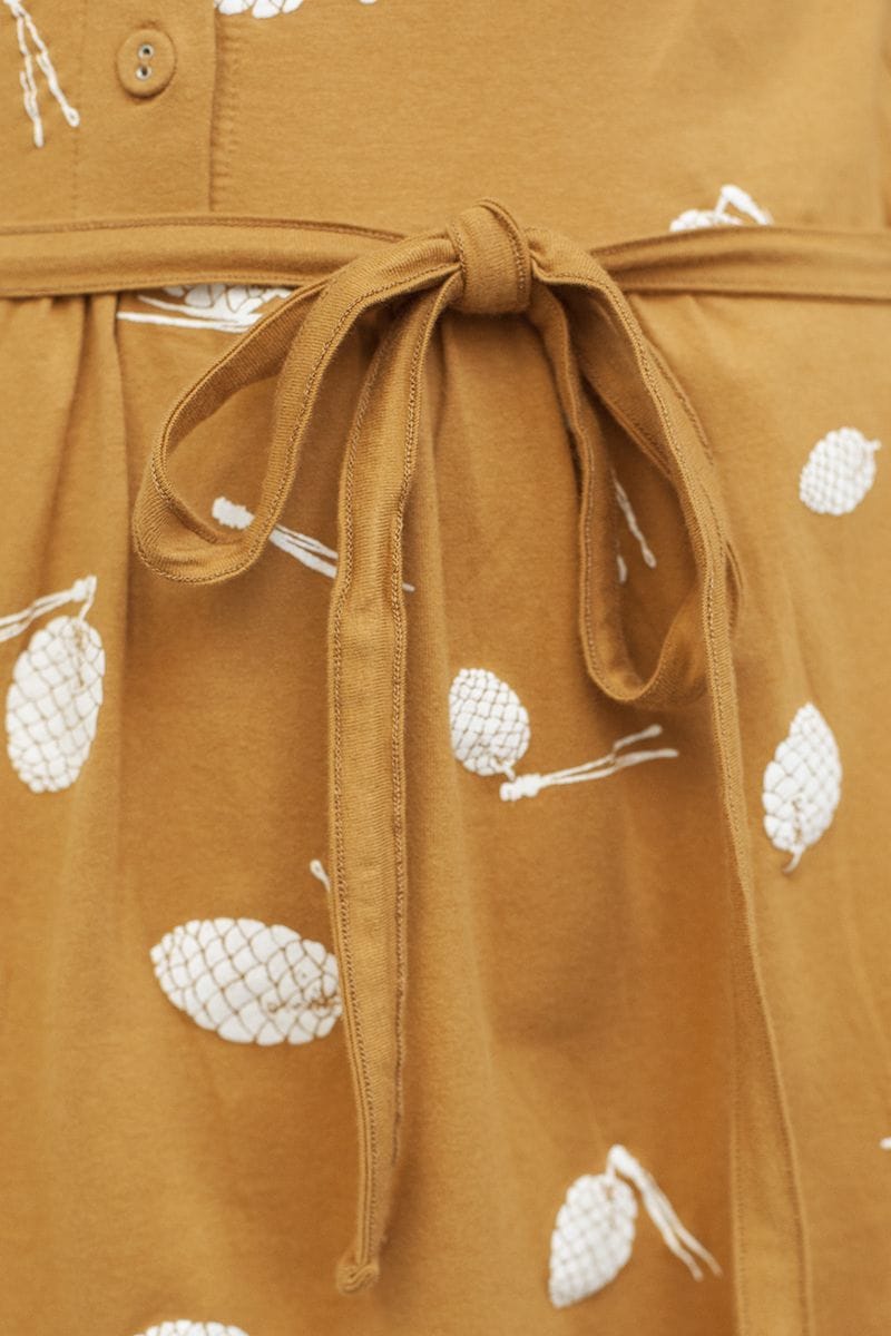 Vestido mostaza con estampado de piñas y cinturón - Imagen 3
