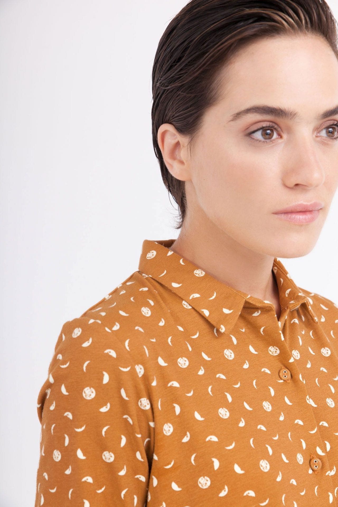 Vestido abotonado mostaza con estampado de fases lunares - Imagen 3