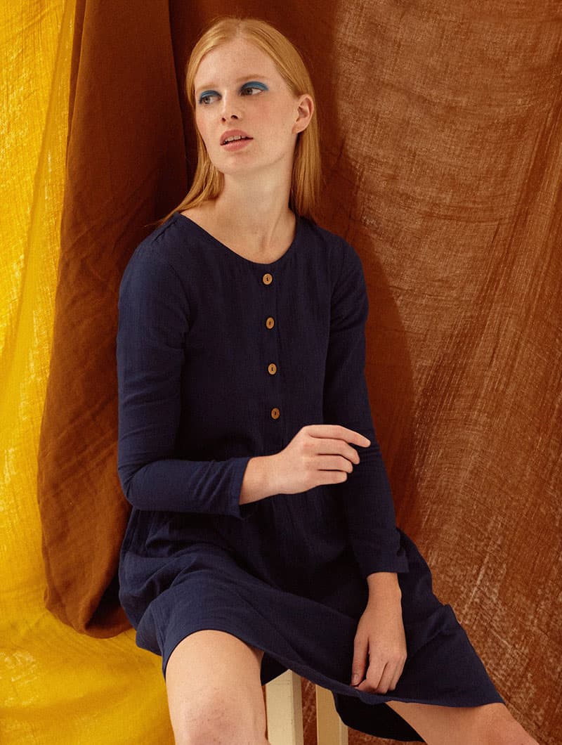 Vestido oversize manga larga azul marino de algodón orgánico - Imagen 2