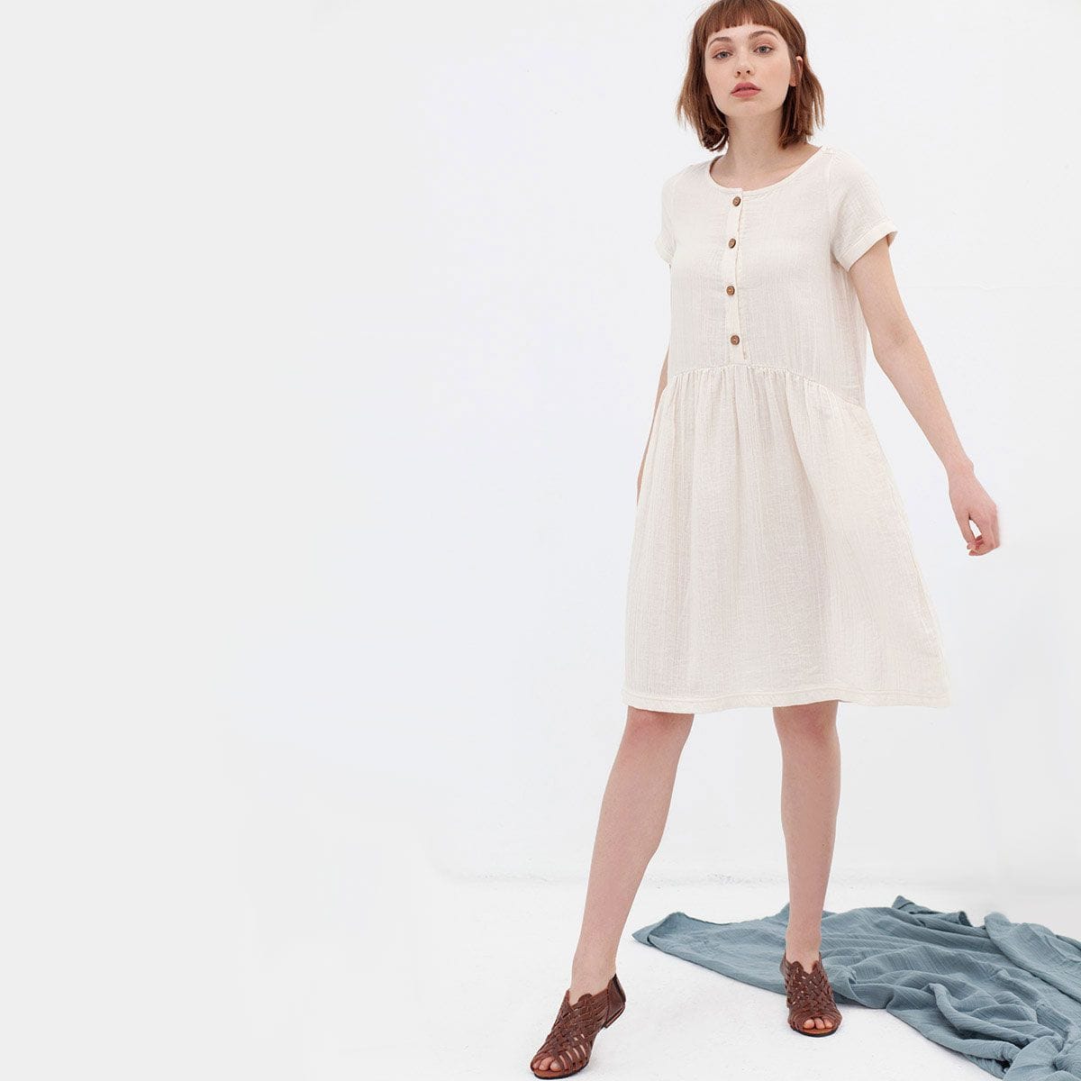 Vestido oversize crudo de algodón orgánico con botones