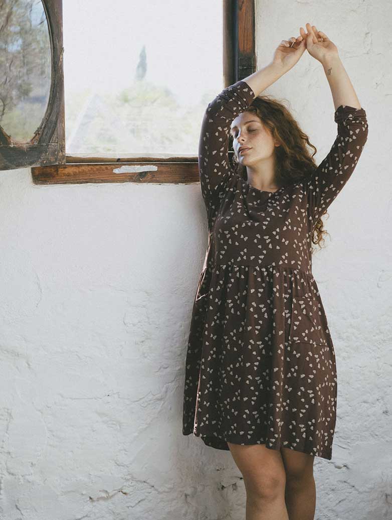 Vestido oversize marrón con bellotas de algodón orgánico