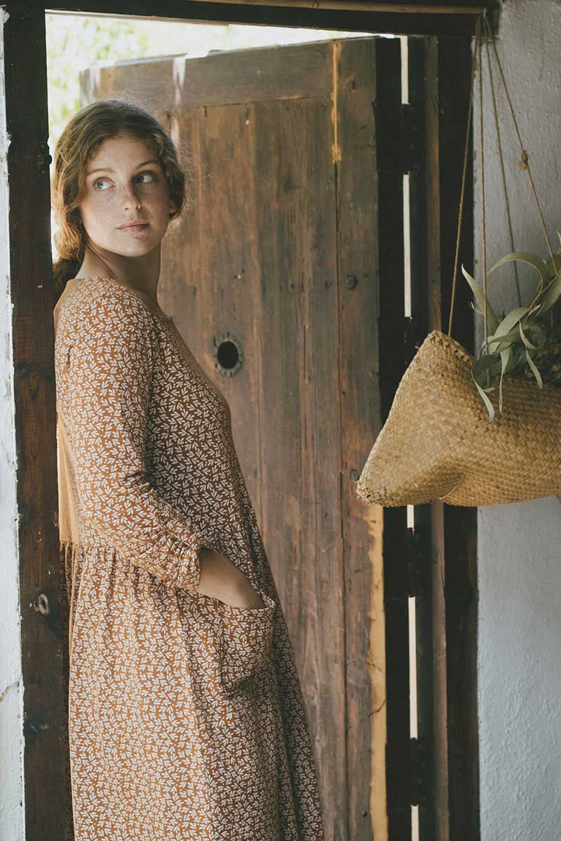 Vestido oversize teja con hojas de algodón orgánico