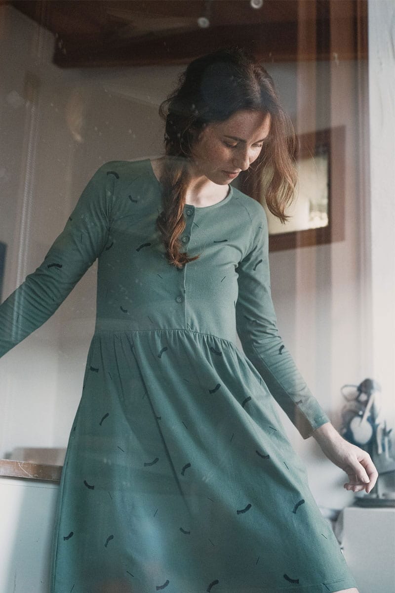 Vestido de manga larga ecológico verde con trazos - Imagen 7