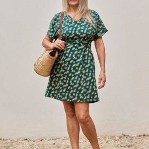 Vestido sostenible verde huellas con cinturón