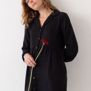 Vestido tencel de color negro abotonado