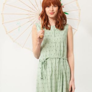 Vestido verde con cinturón estampado abstracto